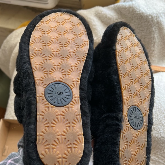 New ugg slippers - Picture 2 of 5